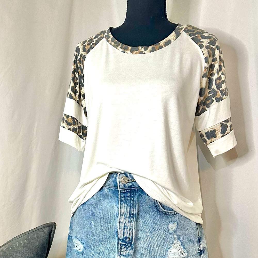 NWT Leopard Stripe Sleeve‎ Tee